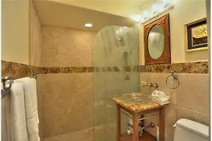 Hotel Beautiful Ground Floor! Corner! Just Steps To Ocean And Pool!120